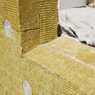 Udvendig isolering ved vindue skæres skråt Udvendig isolering ved vindue skæres skråt af til sålbænk